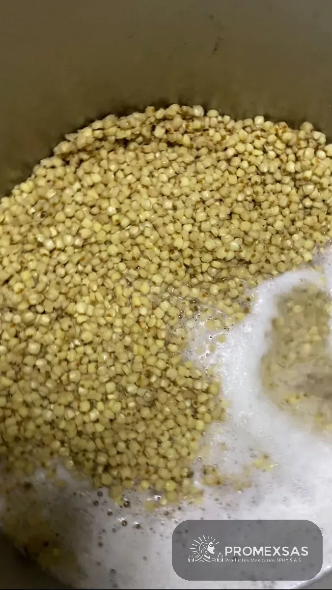 Paso 1: maíz cociéndose con cal de grado alimenticio, el inicio de la nixtamalización